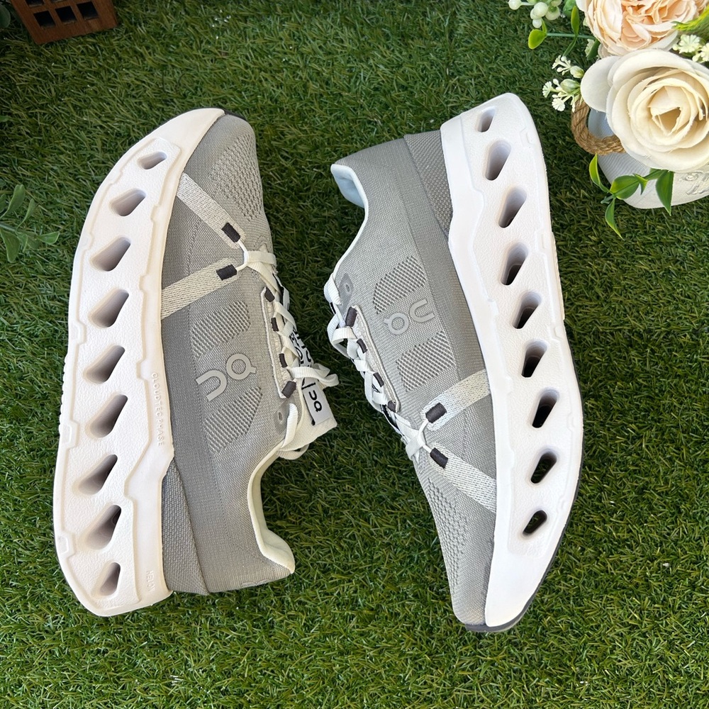 On Running  Cloudeclipse Alloy|White
$180 11 
Our softest, max-cushioned runni
